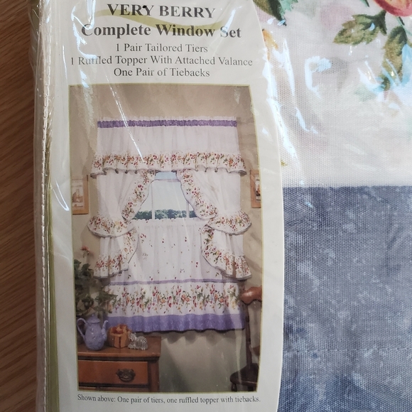 Very Berry complete window set tailored tiers ruffled‎ topper w/valance tieback - Picture 4 of 7